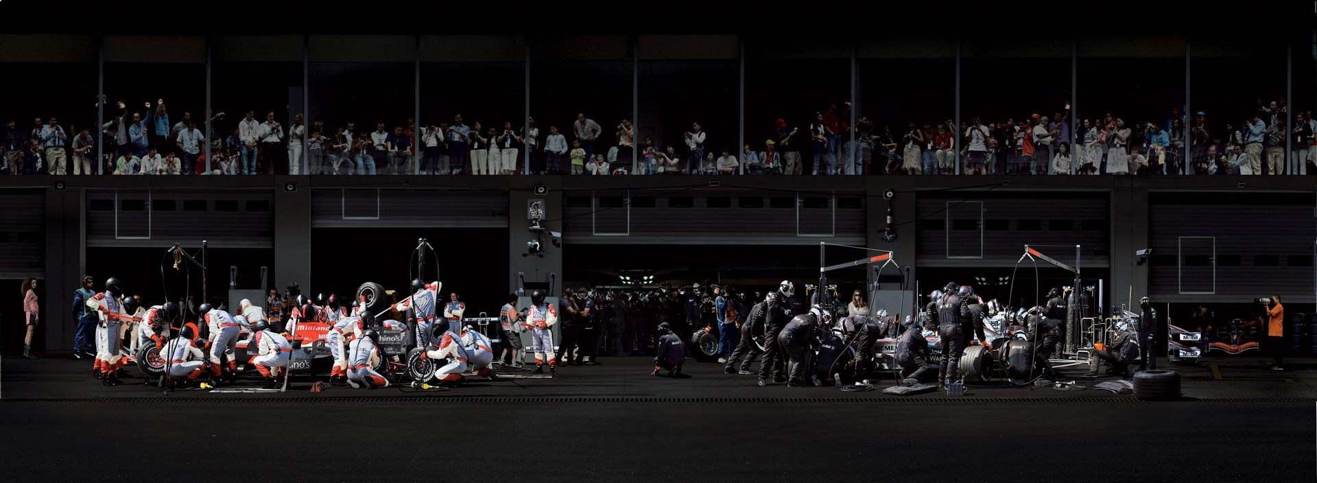 安德烈亚斯·古尔斯基(Andreas Gursky) - F1 Boxenstopp II, 2007年，镶嵌在艺术家画框中的有机玻璃上的显色印刷品