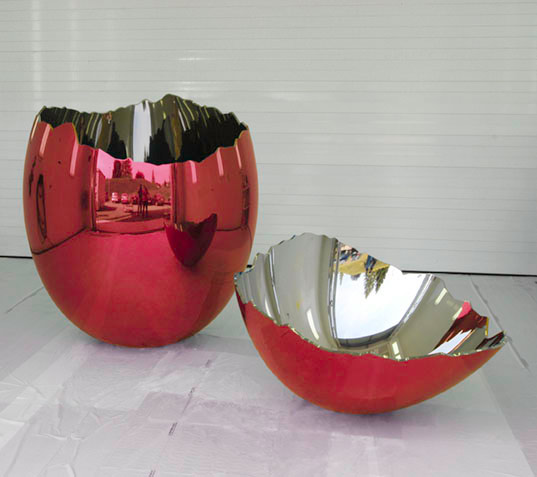 杰夫·昆斯——《破蛋》(红色)，1994-2006，镜面抛光不锈钢，表面涂有透明的彩色涂层