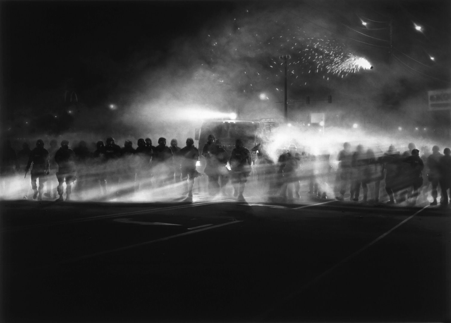 Robert Longo - Untitled (Ferguson Police, 2014年8月13日)，2014，裱纸木炭