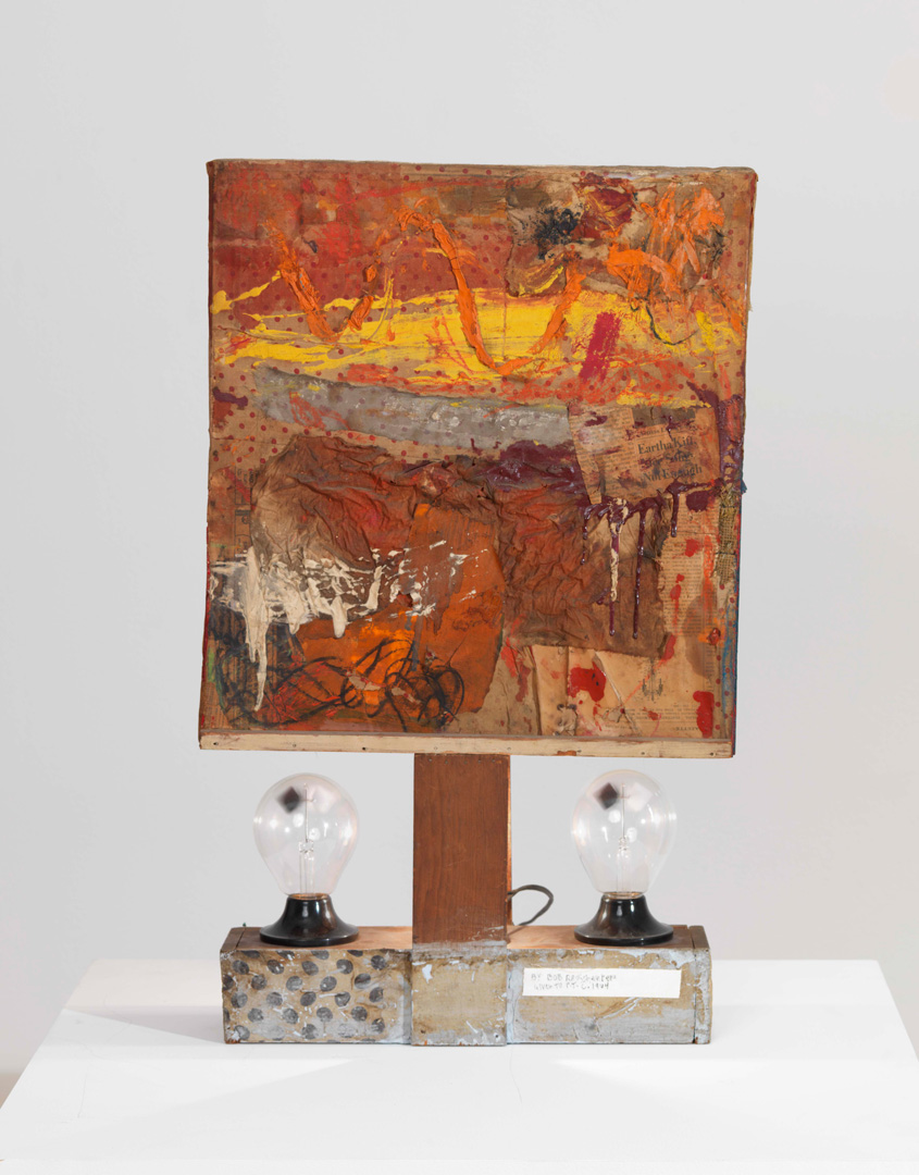 Robert Rauschenberg  -  Untitled，CA。1954年，结合：油，织物，报纸和木炭拼贴与灯泡和两个弯曲辐射计在木结构上