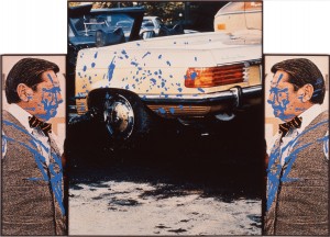 约翰·巴尔代萨里- Car Flanked by Doubleman (Splashed Blue), 1990, three color photographs with vinyl paint and acrylic paint
