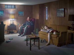 Gregory Crewdson《地下室》，2014年