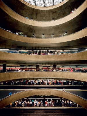 一个ndreas Gursky - Sao Paulo, Sé, 2002, chromogenic print mounted on Plexiglas in artist's frame