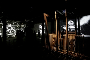 威廉·肯特里奇《时间的拒绝》，2012年，五声道视频装置;四个钢扩音器;呼吸机