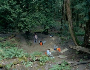 杰夫墙 - 实地工作。Excavation of the floor of a dwelling in a former Sto:lo nation village, Greenwood Island, Hope, B.C., August 2003, Anthony Graesch, Dept. of Anthropology, University of California at Los Angeles, working with Riley Lewis of the Sto:lo band, 2003