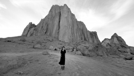 录影仍然是在岩石风景前面的妇女在新墨西哥。Shirin Neshat，梦想的土地仍然是2019年。