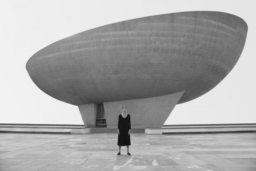 仍然来自Shirin Neshat的Roja系列。完整的艺术品信用：Shirin Neshat，Untitled，来自Roja Series，2016年。©Shirin Neshat / Courtesy艺术家和格拉德斯通画廊，纽约和布鲁塞尔